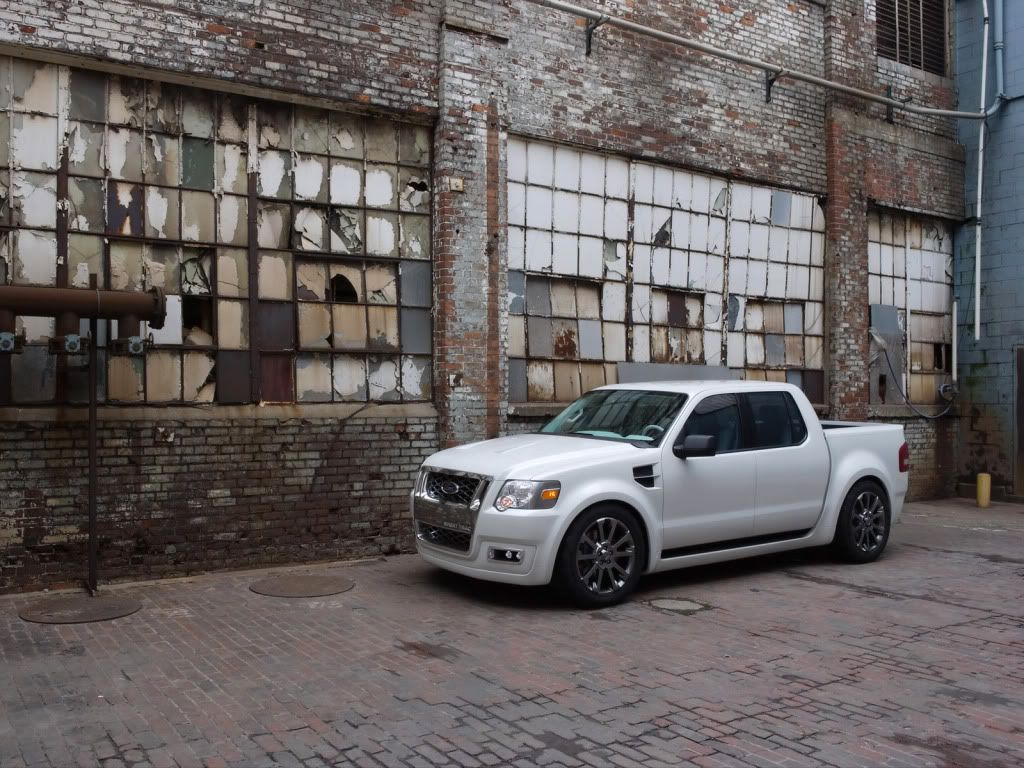2004-Ford-Explorer-Sport-Trac-Conce.jpg